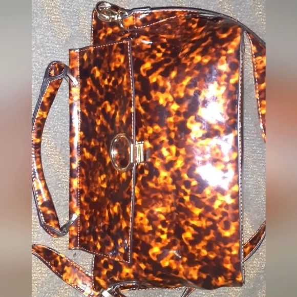 Justfab size small/medium purse gently used has a pucker on front - Picture 4 of 5